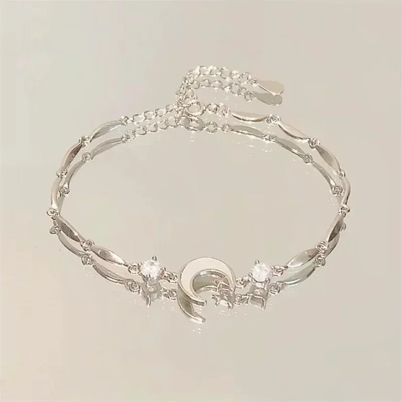 Pulsera Flor de Cerezo Rosa con Cristales – Diseño Luna y Moño Ajustable.