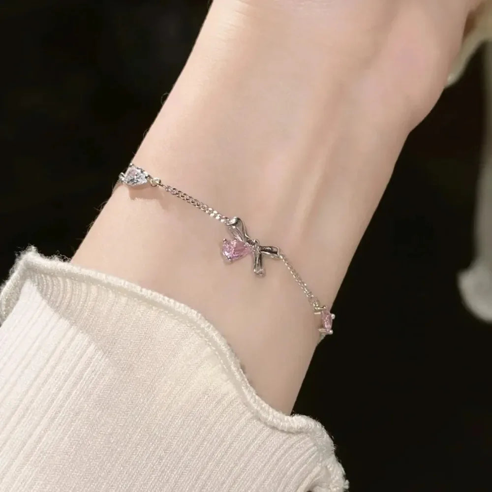 Pulsera Flor de Cerezo Rosa con Cristales – Diseño Luna y Moño Ajustable.